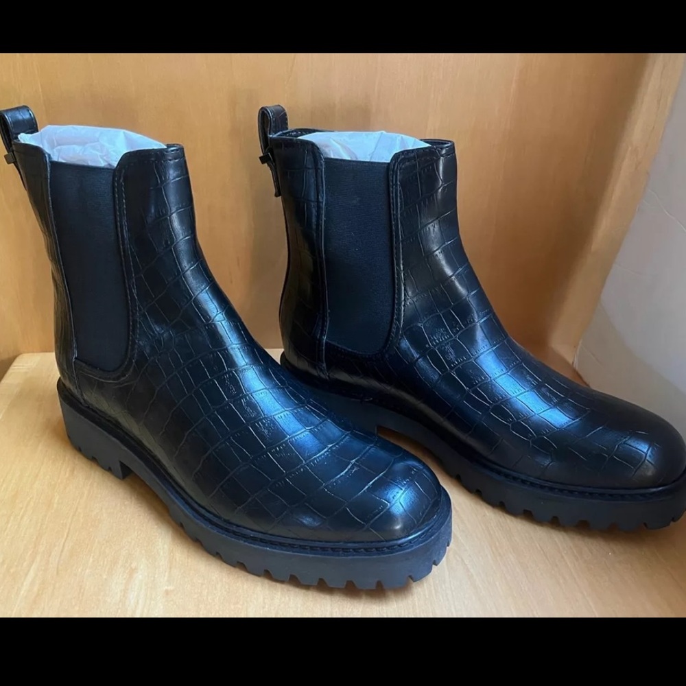 Reaction Kenneth Cole Chelsea alligator print leather boots
